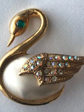 Swan Vintage Rhinestone Gold Tone Brooch Pin